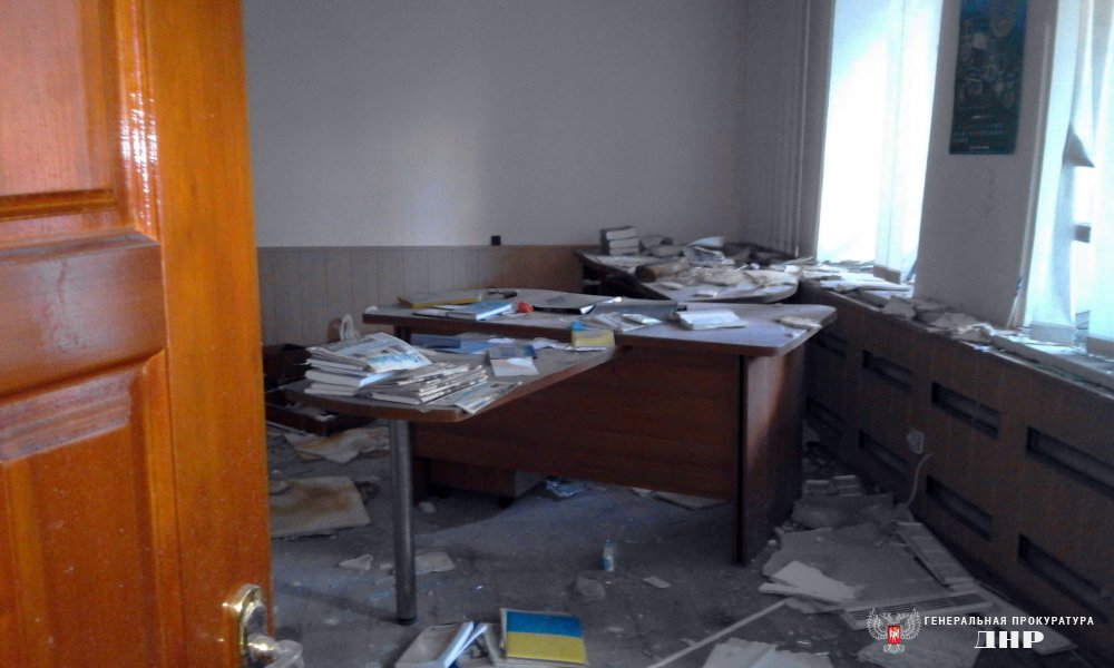 Здание прокуратуры города Дебальцево после прямого попадания снаряда ВСУ в феврале 2015 года Здание прокуратуры города Дебальцево после прямого попадания снаряда ВСУ в феврале 2015 года